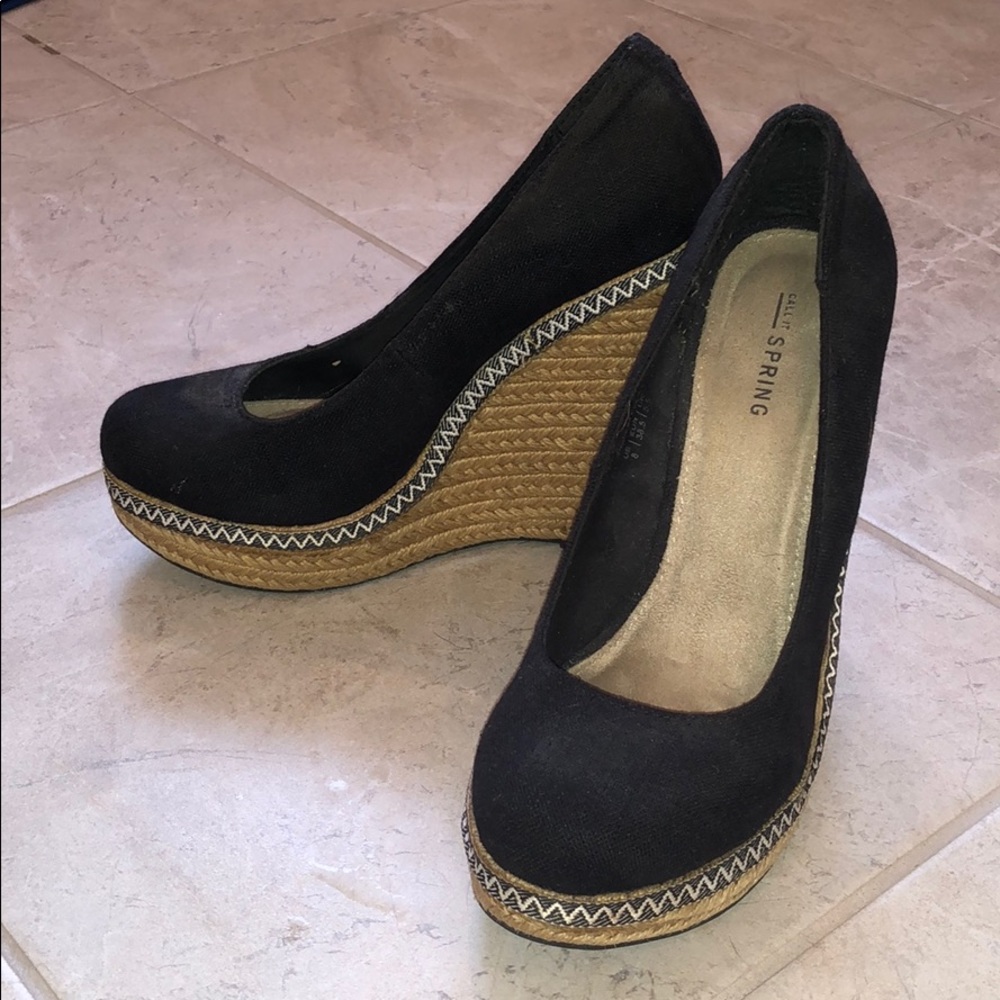 Black wedges